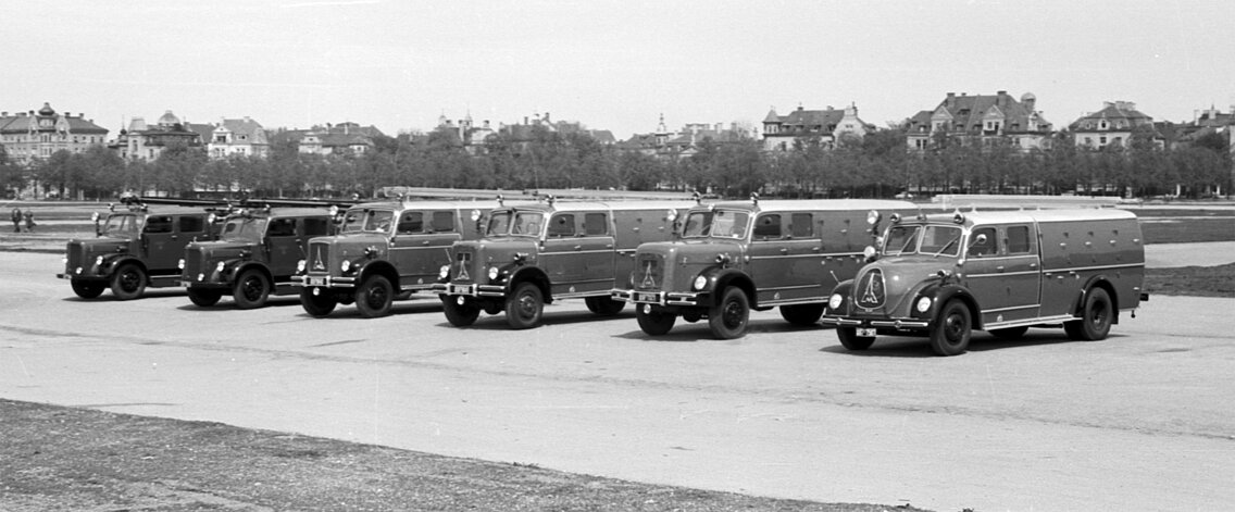 1954 auf der Theresienwiese, die neuen TLF 16 für die BF München