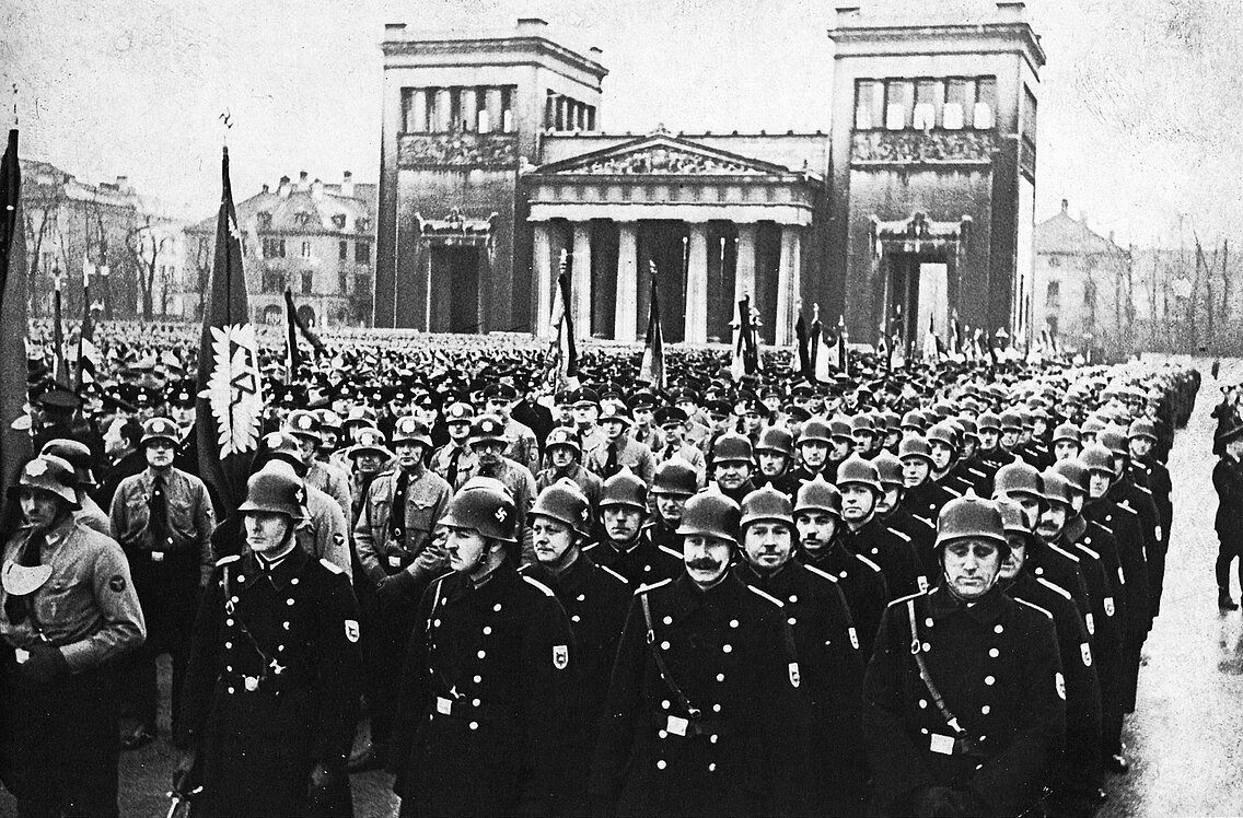 Die Feuerwehr musste als Teil der Ordnungspolizei auch an Paraden und öffentlichen Auftritten teilnehmen, wie hier am Königsplatz, der von den Nationalsozialisten zu einem Paradeplatz umgebaut wurden