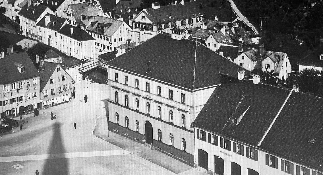 Rechts am Bildrand etwas angeschnitten das Feuerhaus am Mariahilfplatz mit vier Toren und mittig mit der Beschriftung „Feuerhaus“