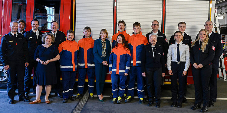 Besuch von Elke Büdenbender bei der Jugendfeuerwehr der FF München