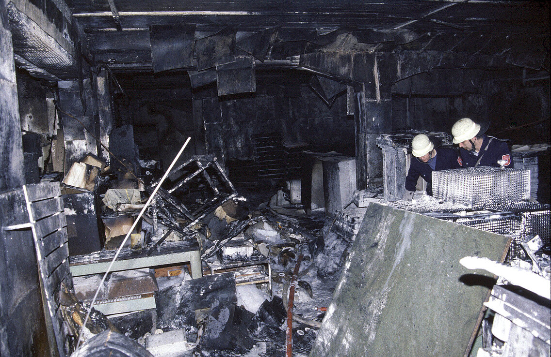 Kräfte der Abteilung Sendling nach dem Brand bei Aufräumungsarbeiten im Keller