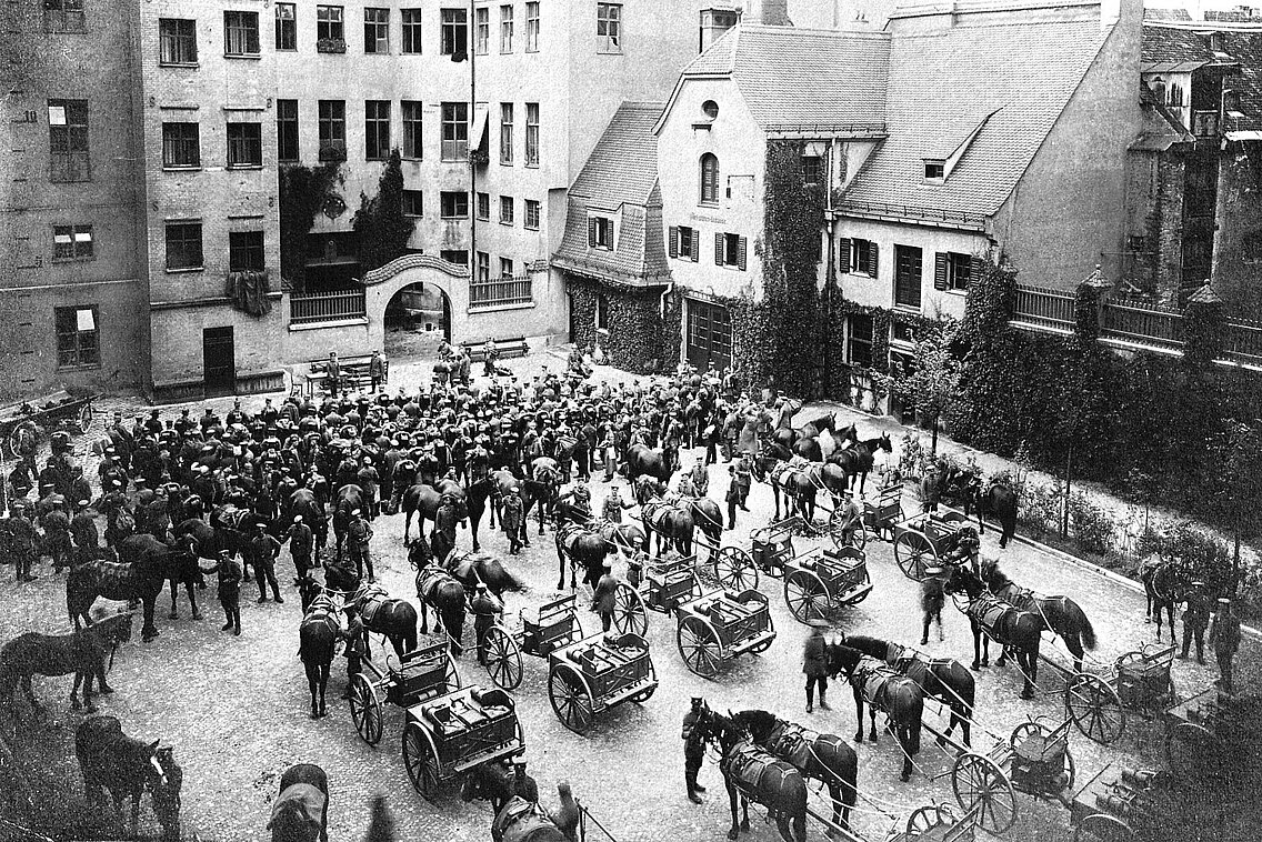 Am Hof der Hauptwache nimmt der Versorgungszug eines der bayerischen Regimenter Aufstellung zum Abrücken an die Front