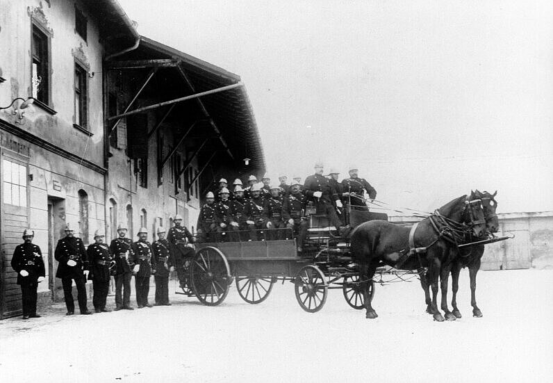 Die Freiwillige Feuerwehr Laim vor ihrem Gerätehaus