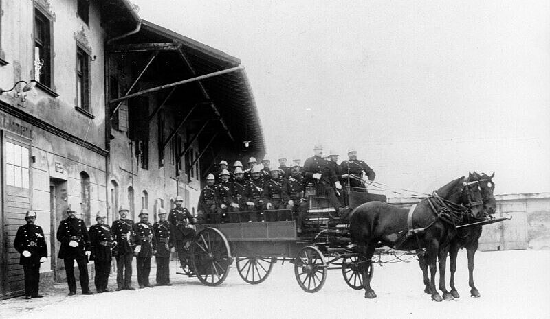 Die Freiwillige Feuerwehr Laim vor ihrem Gerätehaus