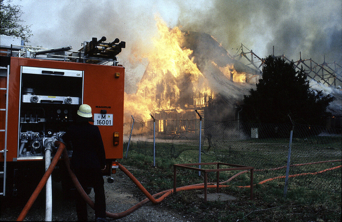 Die Lagerhalle an der Dachauer Straße in Vollbrand