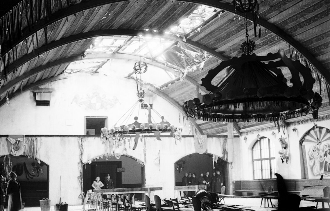 Das in Mitleidenschaft gezogene Gewölbe des Gastraumes des Hofbräuhaus durch den ausgedehnten Dachstuhlbrand. Das sind die ersten Bilder, die in der Archivliste der „Bildstelle“ der Branddirektion nach dem Krieg aufgeführt sind.