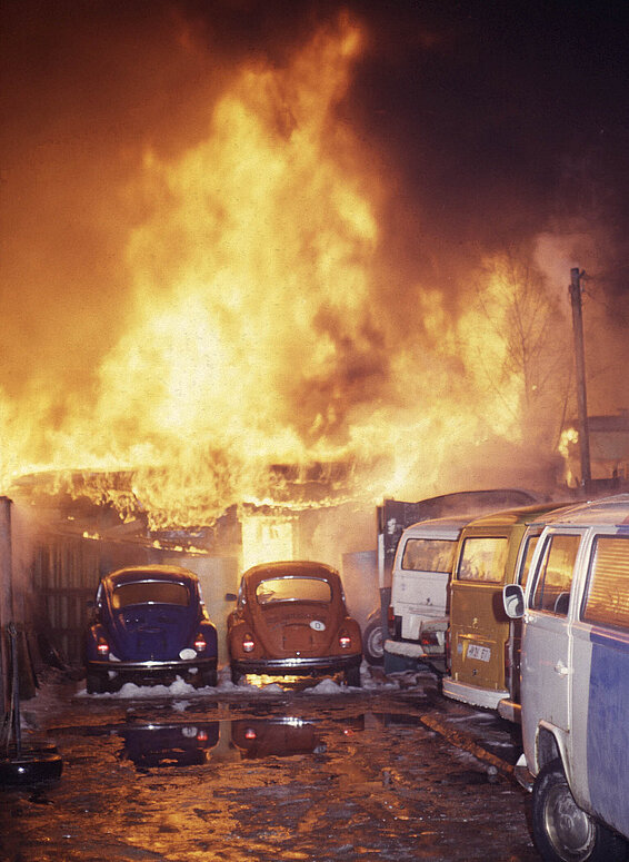 Mehrere Meter hoch schlugen die Flammen bei Brand am Rappenweg
