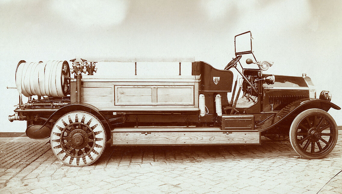 Die Überland-Motorspritze war ohne Schiebleiter ausgeführt, aber mit Patent-Schutzmäntel aus Leder mit Spikes zur besseren Bodenhaftung und Schutz der Vollgummireifen