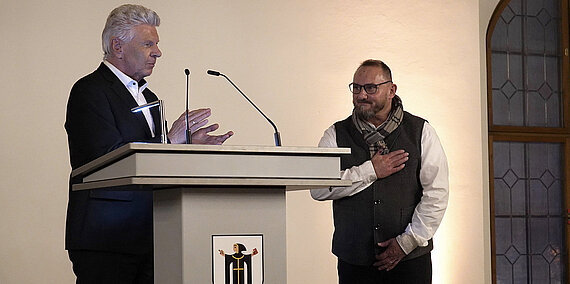 Die Laudatio zur Verleihung der Ehrennadel spricht Oberbürgermeister Reiter