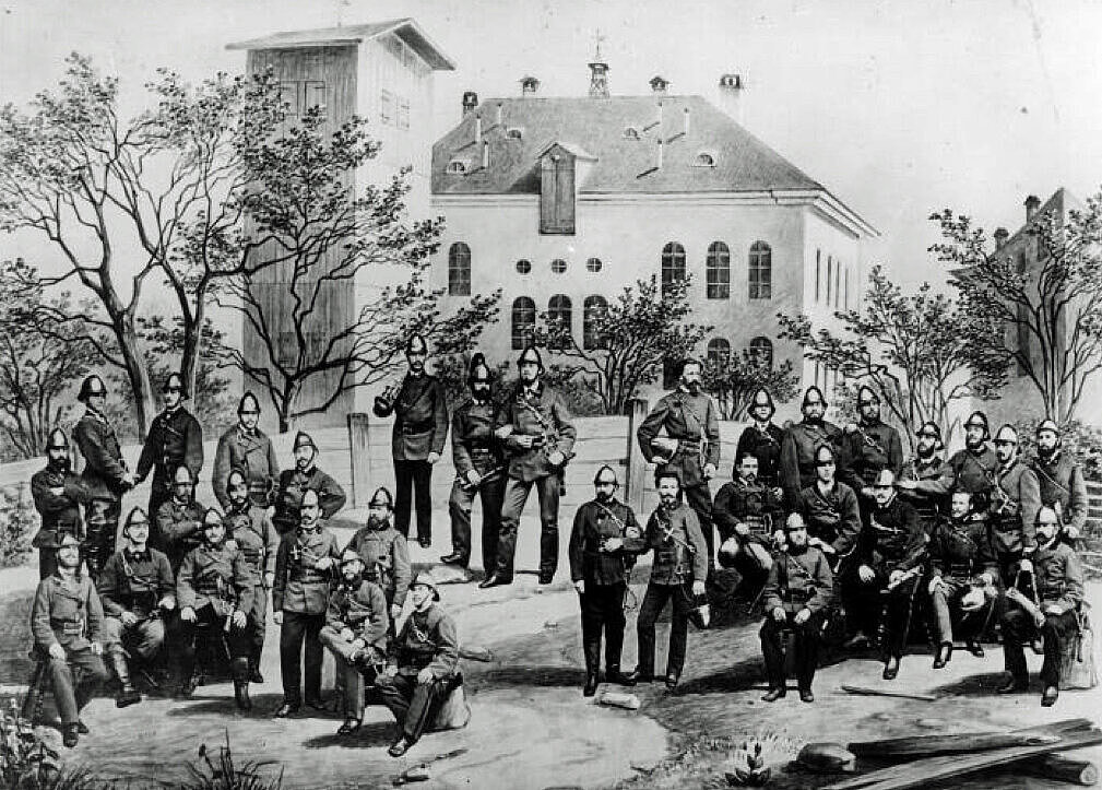 Die 1. Compagnie vor dem Schulhaus Luisenstraße mit dem Steigerturm