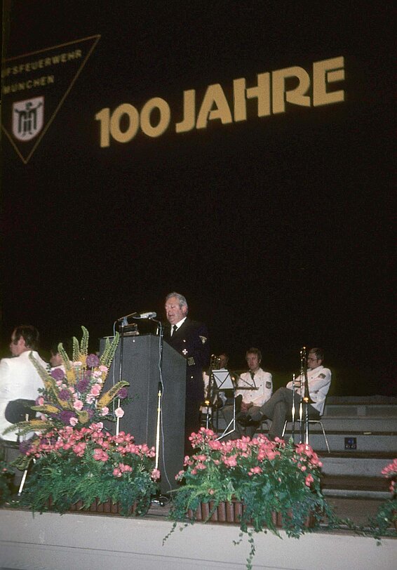 Oberbranddirektor Dipl.-Ing. Karl Seegerer bei seiner Ansprache im Herkulessaal der Residenz