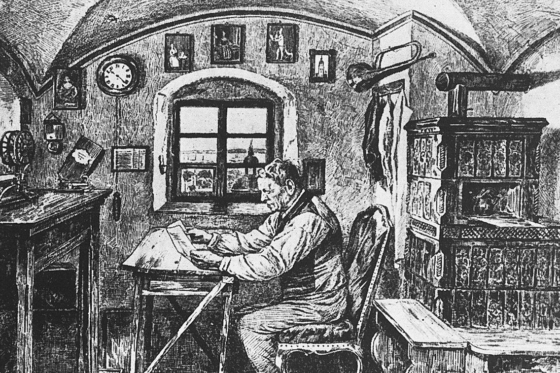 Zeichnung von einem Mann, der an einem Tisch in der Türmerstube sitzt und etwas liest, umgeben von Möbeln und Bildern an der Wand