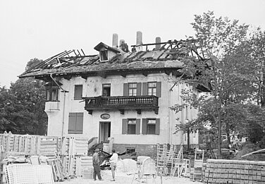 Der ausgebrannte Dachstuhl des Wohngebäude im Drosselweg