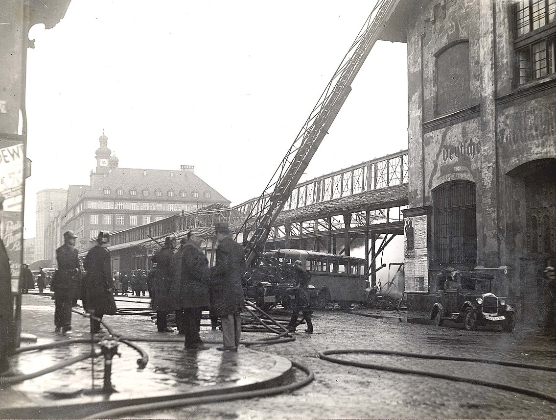 Der ausgebrannte Mittelteil der Schrannenhalle, der südliche Teil konnte durch eine Riegelstellung des ersten Löschzuges gehalten werden