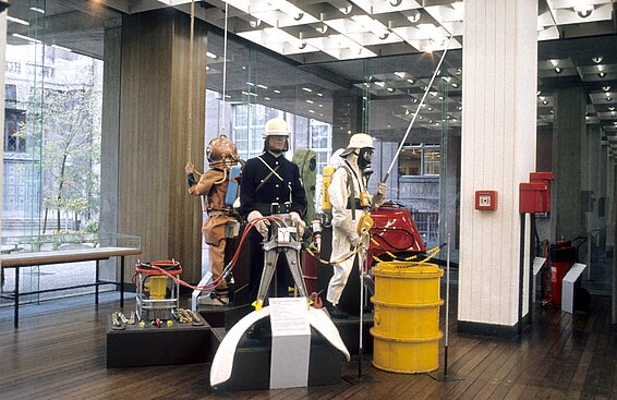 Damals topaktuelle Geräte, heute Museumsdarstellung