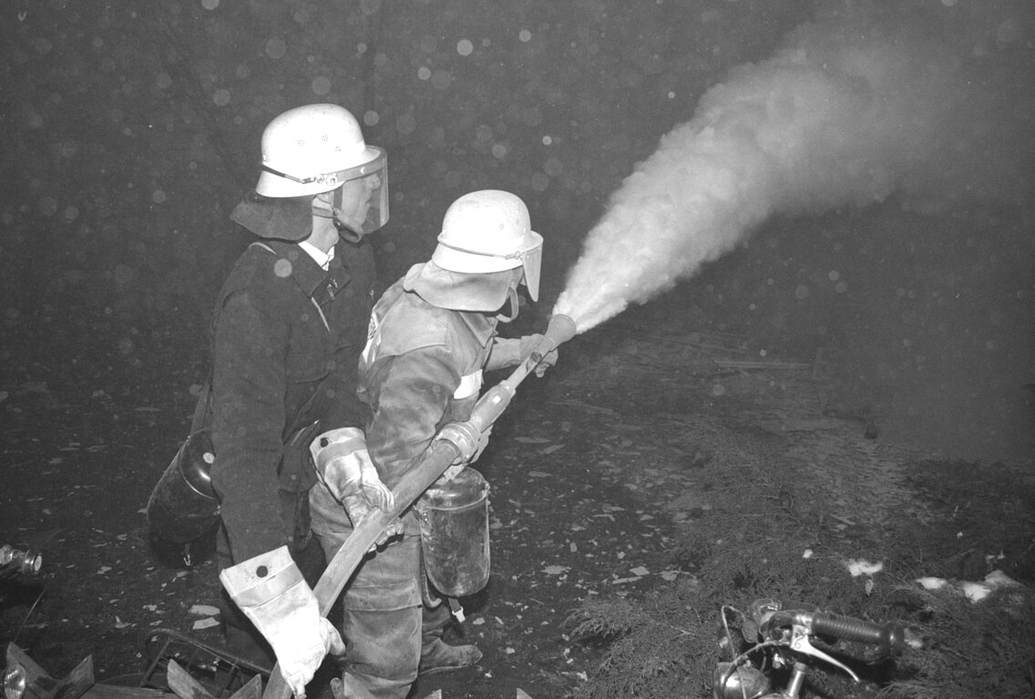 Pulverrohreinsatz vom TroTLF 16 der Berufsfeuerwehr