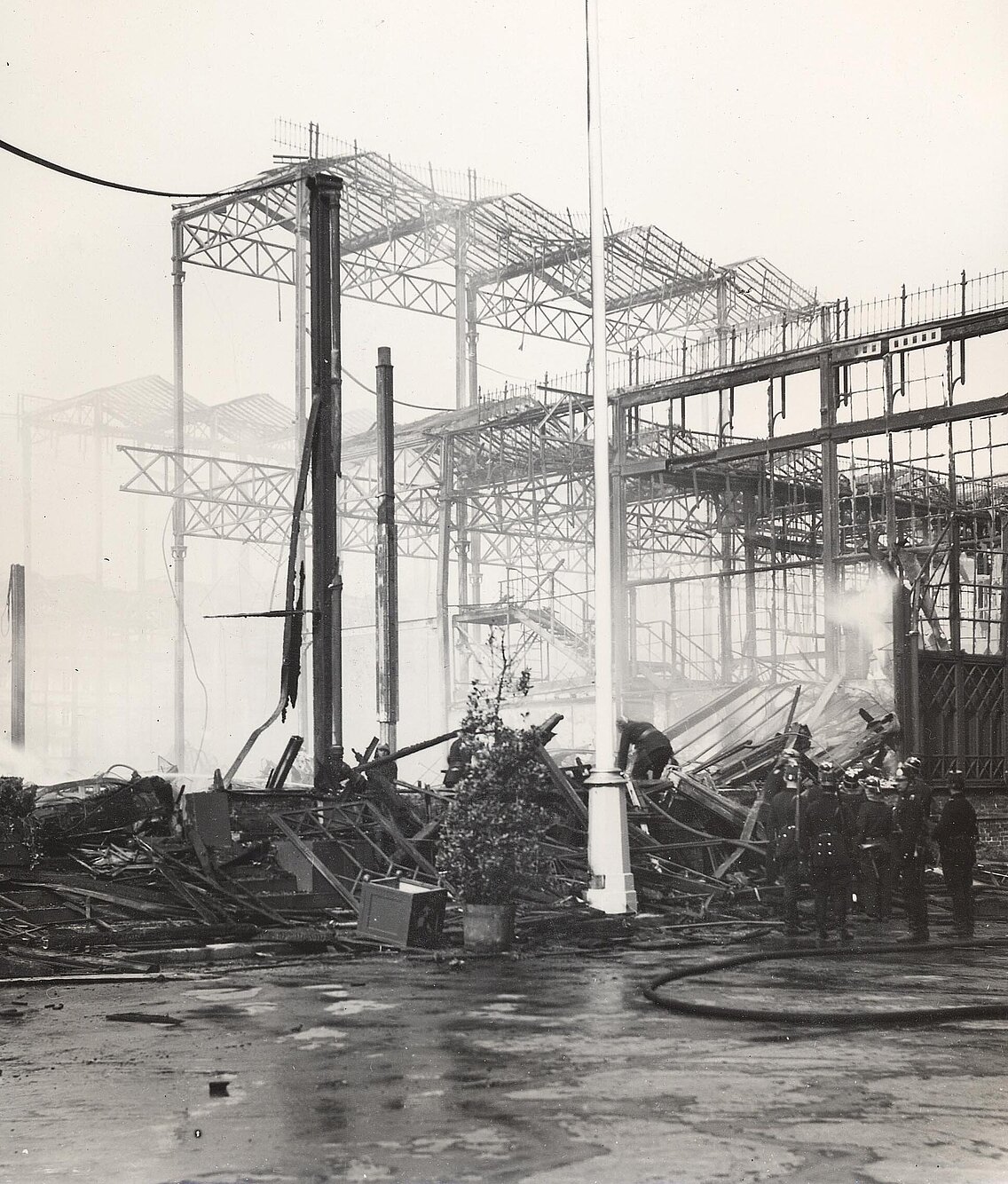 Münchner Feuerwehrmänner bei den Nachlöscharbeiten am Glaspalast