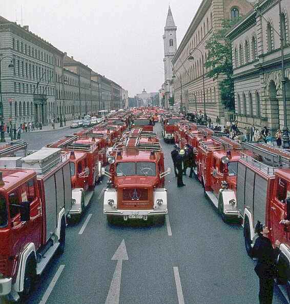Warten auf den Beginn der Parade, Fahrzeug der FF und BF München aufgestellt in der Ludwigstraße