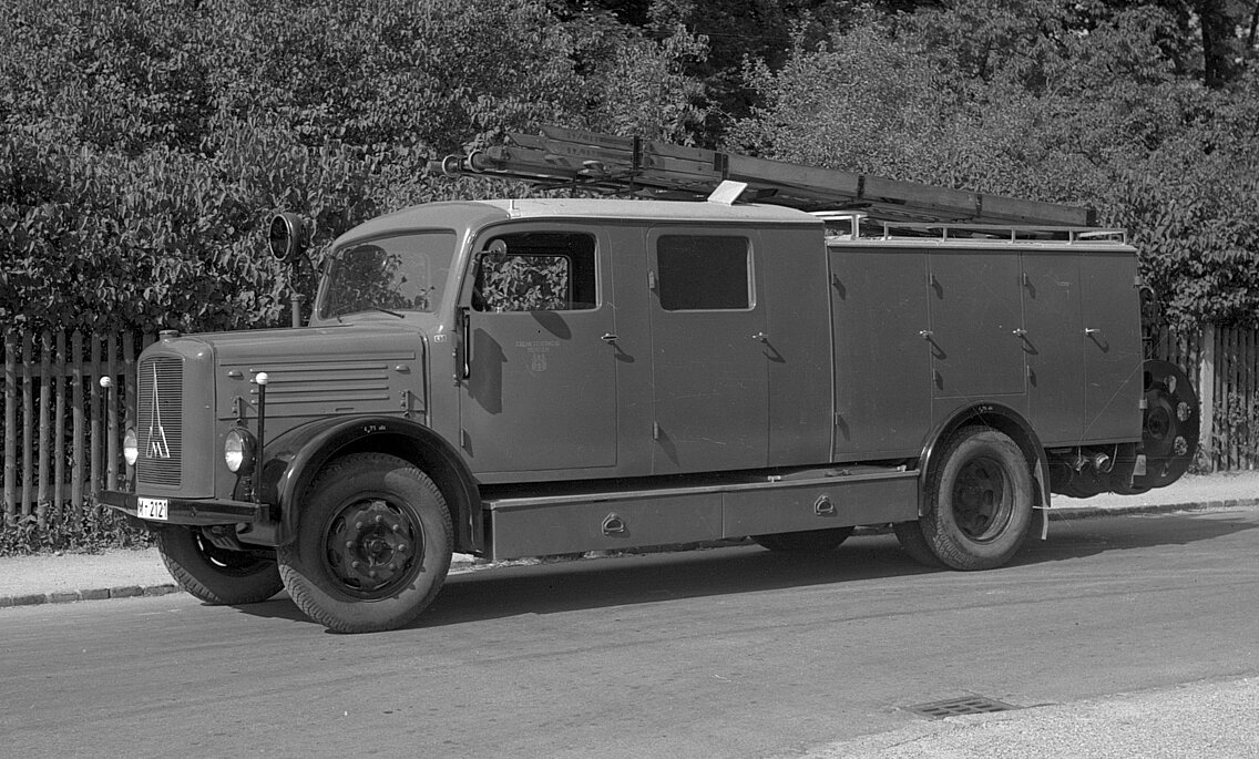 Das LF 15 war als „Schweres Löschgruppenfahrzeug“ (SLF) ab Februar 1940 aufgrund der „Anordnung über den Bau von Feuerwehrfahrzeugen“ das genormte Löschfahrzeug für städtische Feuerwehren und größere Werkfeuerwehren. Besonders verbreitet war das SLF auf dem Fahrgestell von Klöckner-Humboldt-Deutz (KHD) dem Magirus S3000 (bzw. Vorgänger FS 330).