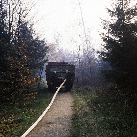 Ein Schlauchkraftwagen der FF München beim Verlegen einer langen Schlauchleitung