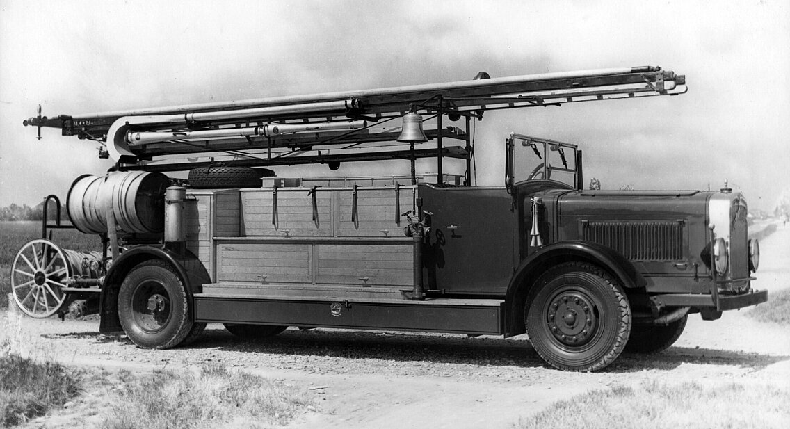 Sechs KS 15 wurden 21. Mai 1932 bei der Berufsfeuerwehr in Dienst gestellt und 1934 folgten weitere zwei. Bereits 1937 wurden diese Kraftspritzen gegen die ersten KS 15 mit geschlossenen Aufbauten bei der BF ausgetauscht und kamen zur FF, wo anschließend ein Ringtausch mit den alten KS 12 von 1913 und damit eine Außerdienstsetzung der noch Pferde oder LKW-gezogenen Motorspritzen von 1925 erfolgte. Ab diesem Zeitpunkt hatte jede Löschgruppe der FF ein selbstfahrendes Kraftfahrzeug.