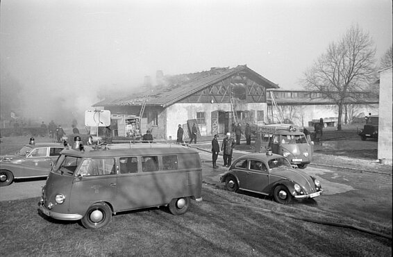 Fahrzeuge der Berufsfeuerwehr München beim Großbrand in Daglfing vom 22. November 1961
