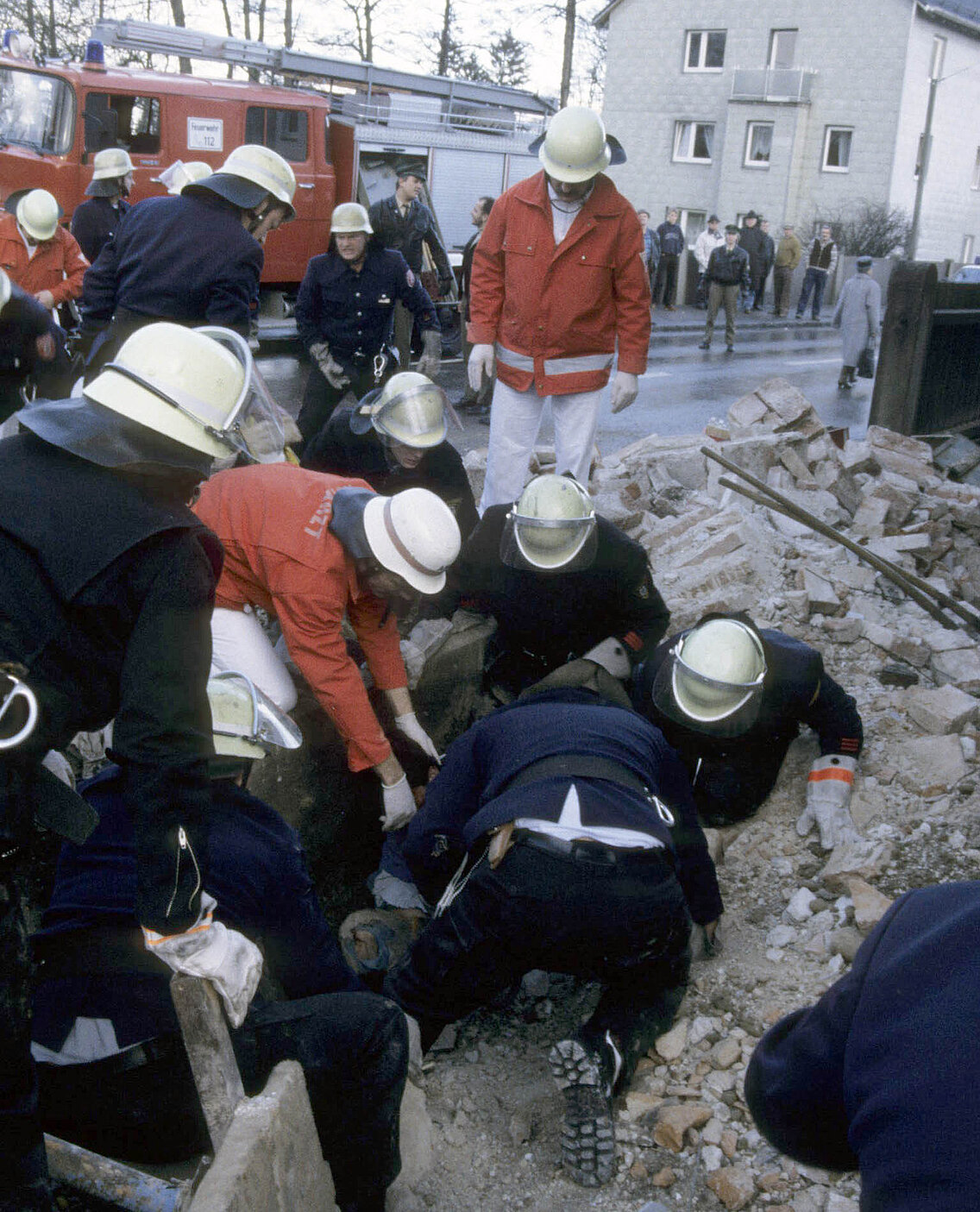 Kräfte der Feuerwehr München beim Ausgraben des verschütteten Arbeiters, im Hintergrund das LF 16 TS der Abteilung Allach