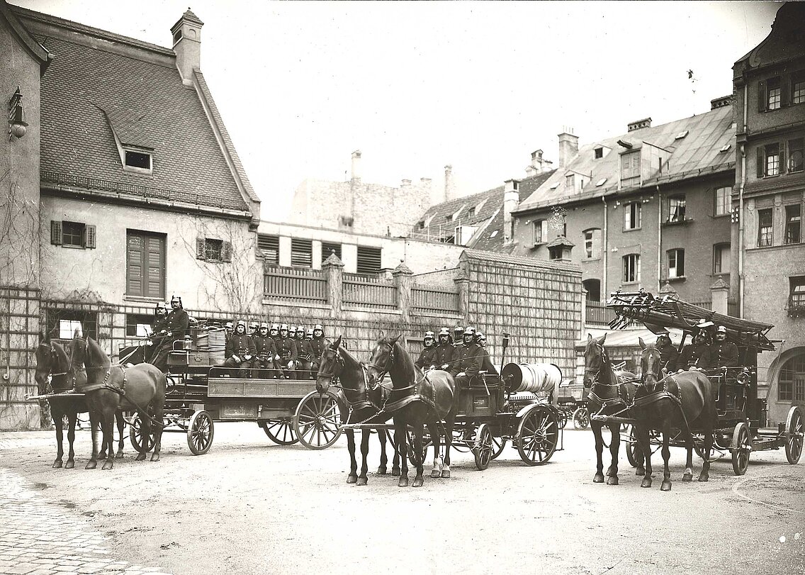 Der letzte Pferdelöschzug im Innenhof der Hauptfeuerwache 1913, kurz vor der Außerdienststellung