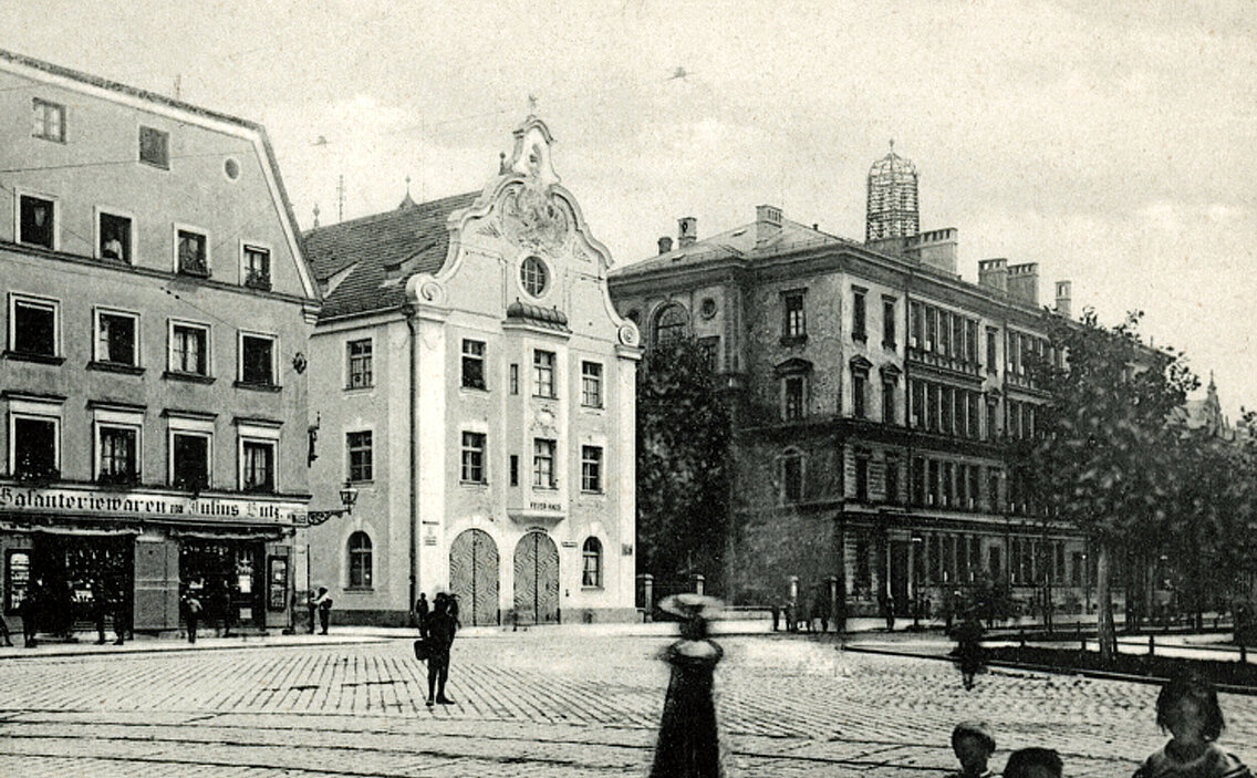 Das neu erbaute Feuerhaus der V. Compagnie, rechts im Bild der bereits bepflanzte Johannisplatz, wo das alte Gerätehaus stand
