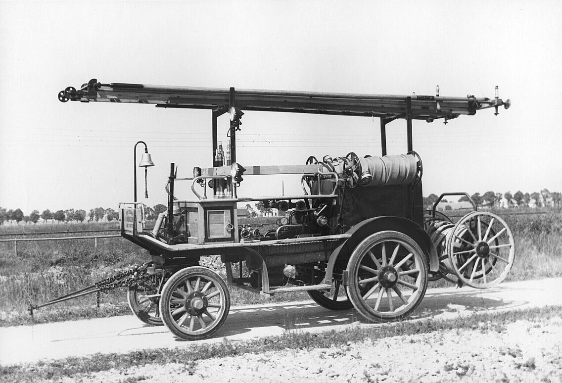 Die Magirus Motorspritze Modell „Trossingen“ der Abteilung 14 Waldperlach, Aufnahme vom 11. Juli 1936 aus dem PINI-Album