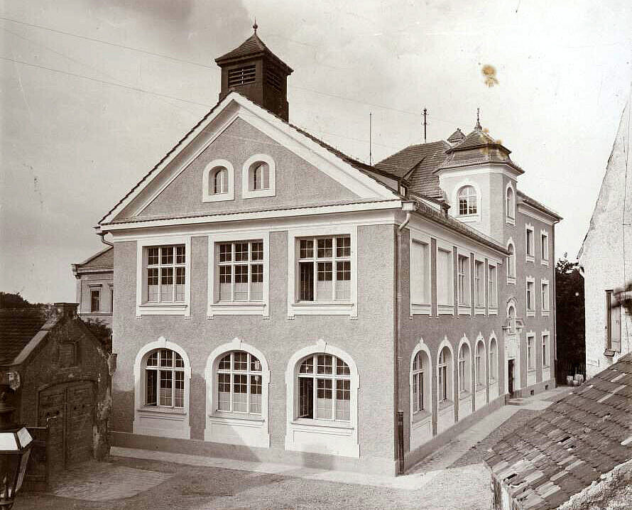 Das prächtige Schulhaus von Bogenhausen, links noch knapp im Bild das kleine und nicht besonders einladende Feuerhaus der Feuerwehr Bogenhausen