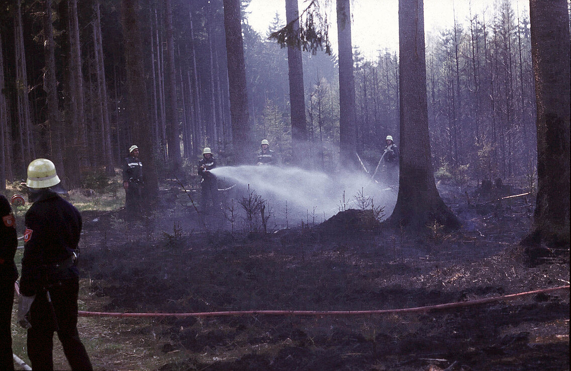 Kräfte der Freiwilligen Feuerwehr aus dem Stadt- und Landkreis beim Ablöschen der letzten Glutnester