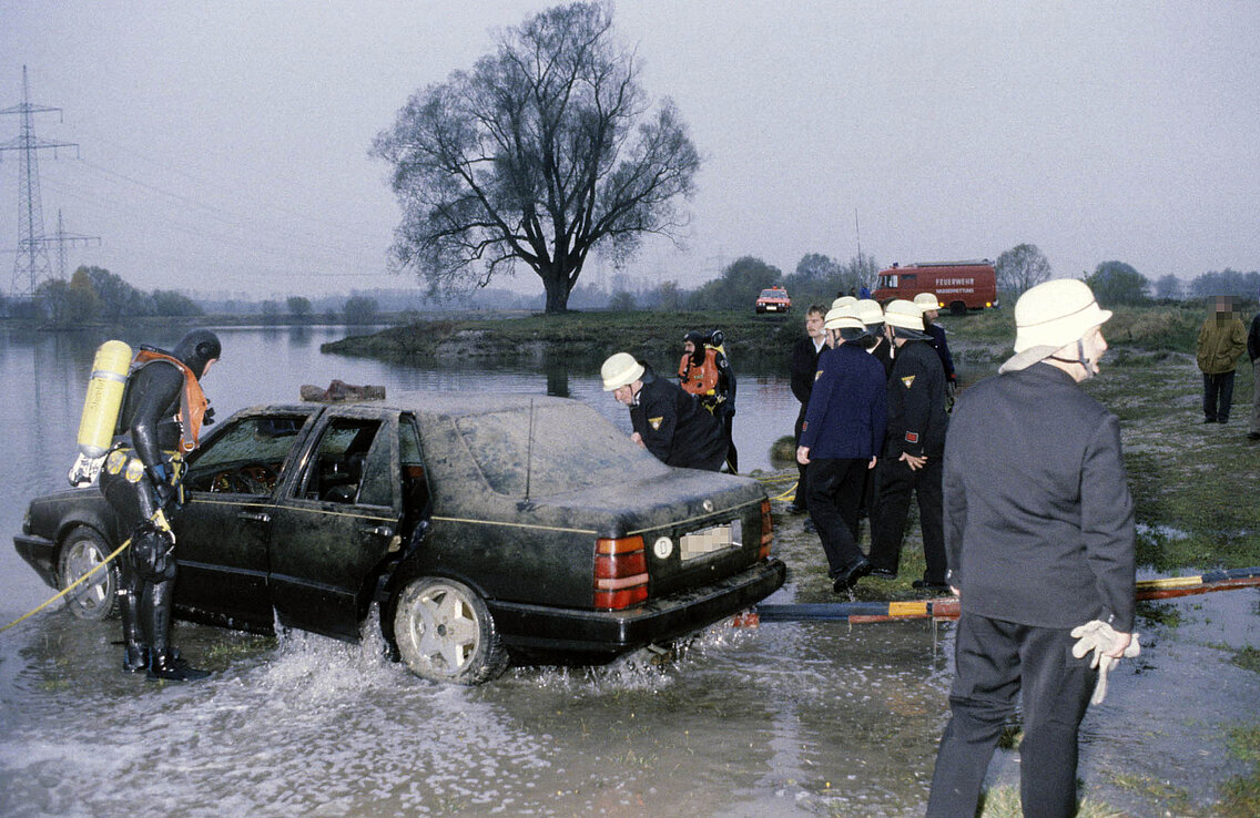 Der gestohlenen Lancia, der vom RW 1 der FF München aus dem Weiher gezogen wurde