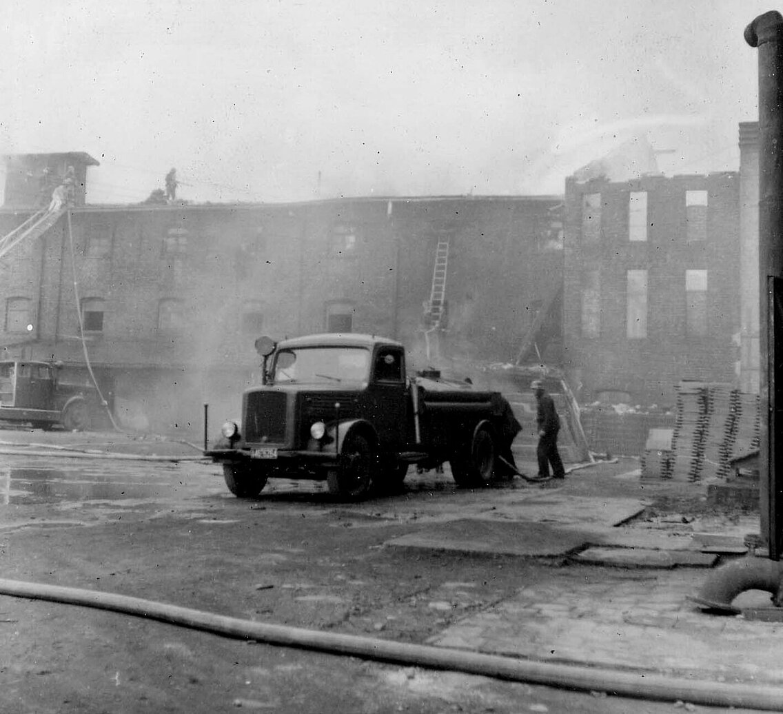Großbrand in der Süddeutschen Ziegelei in Lochhausen. Im Einsatz ein TLF 15/43 von KHD in Ursprungszustand vor dem Umbau. Im Hintergrund ist eine KL 26 zu erkennen.