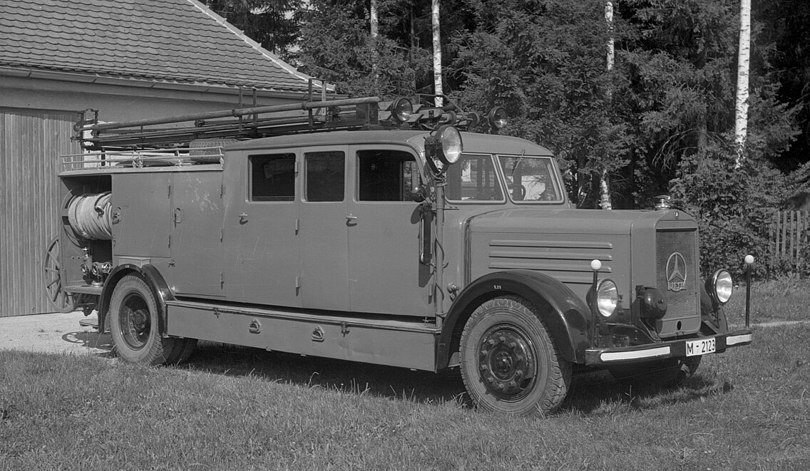 Die KS 25 wurde 1940 für die Feuerschutzpolizei München von Metz auf dem Daimler Benz Fahrgestellt LS 3750 Fahrgestell aufgebaut. Das Fahrzeug wurde in der damals vorgeschriebenen Farbe „Tannengrün“ für die Feuerschutzpolizei ausgeliefert. Das Fahrzeug lief nach dem Krieg noch ein Zeit in diesem Tannengrün und wurde vermutlich erst 1953 in Feuerrot RAL 3000 umlackiert.