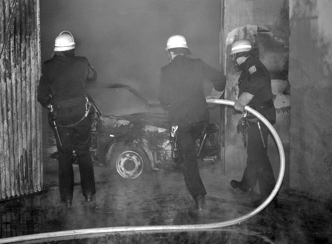 Männer der FF München beim Löschangriff
