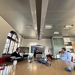Claudius Blank, Benedict Gross und Wolfgang Schäuble während einer Podcast-Aufzeichnung