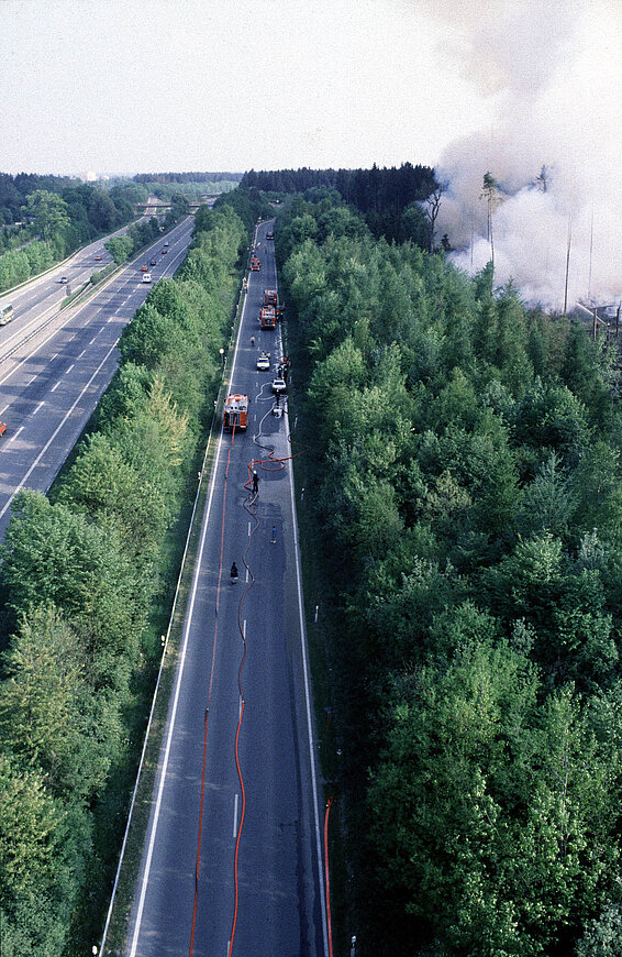 Der Waldbrand im Perlacher Forst aus der Luft beobachtet