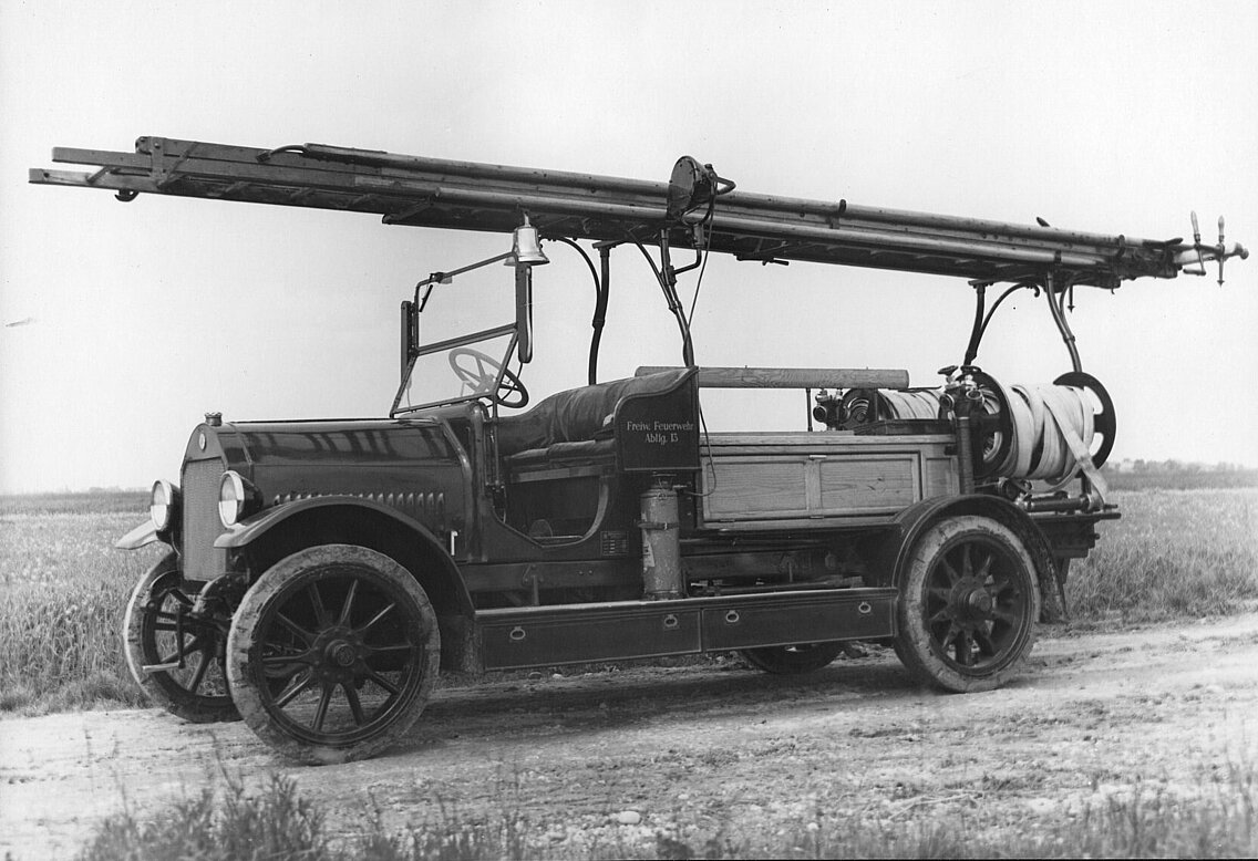 Die als „Mitgift“ in den Fahrzeugbestand der FF München übergegangen Kraftfahrspritze der Gemeinde Perlach, eine Daimler-Benz-Automobilspritze mit einer Pumpenleistung von 1.000 l/min, Baujahr 1929