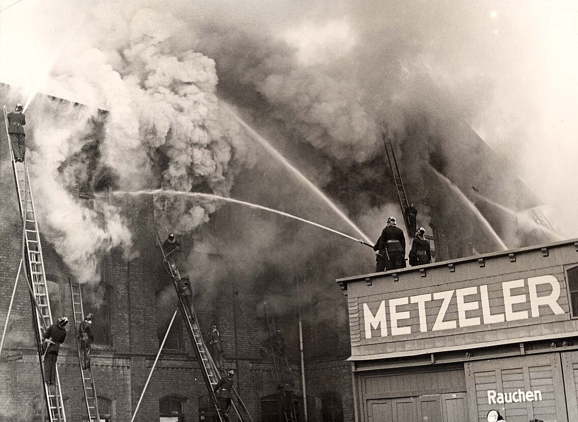 Der Großbrand bei Metzeler forderte einen Großeinsatz der Feuerwehr München bei dem alle Abteilungen der Freiwilligen Feuerwehr mit selbstfahrender Motorspritze im Einsatz waren