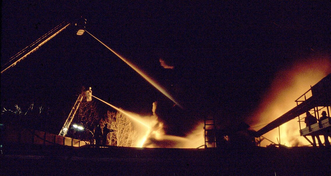 Einsatz von mehrerer Rohren über die Drehleitern beim Brand in der Papierfabrik