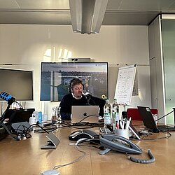 Claudius Blank, Benedict Gross und Wolfgang Schäuble während einer Podcast-Aufzeichnung
