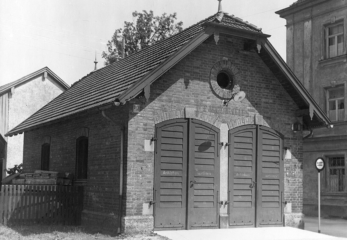 Auch das Perlacher Gerätehaus entstand nach dem Standard-Typ Feuerhaus, allerdings mit 2 Toren