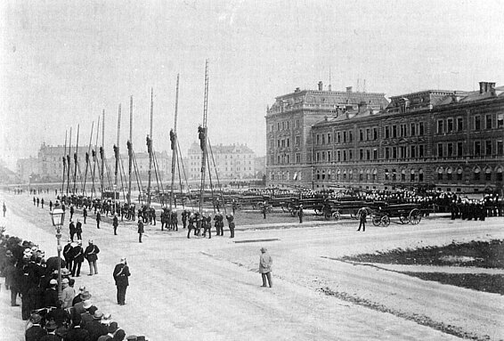 Die große Hauptübung am Gebäude des Kadetten-Corps am Marsplatz: Steiger zeigen ihr Können