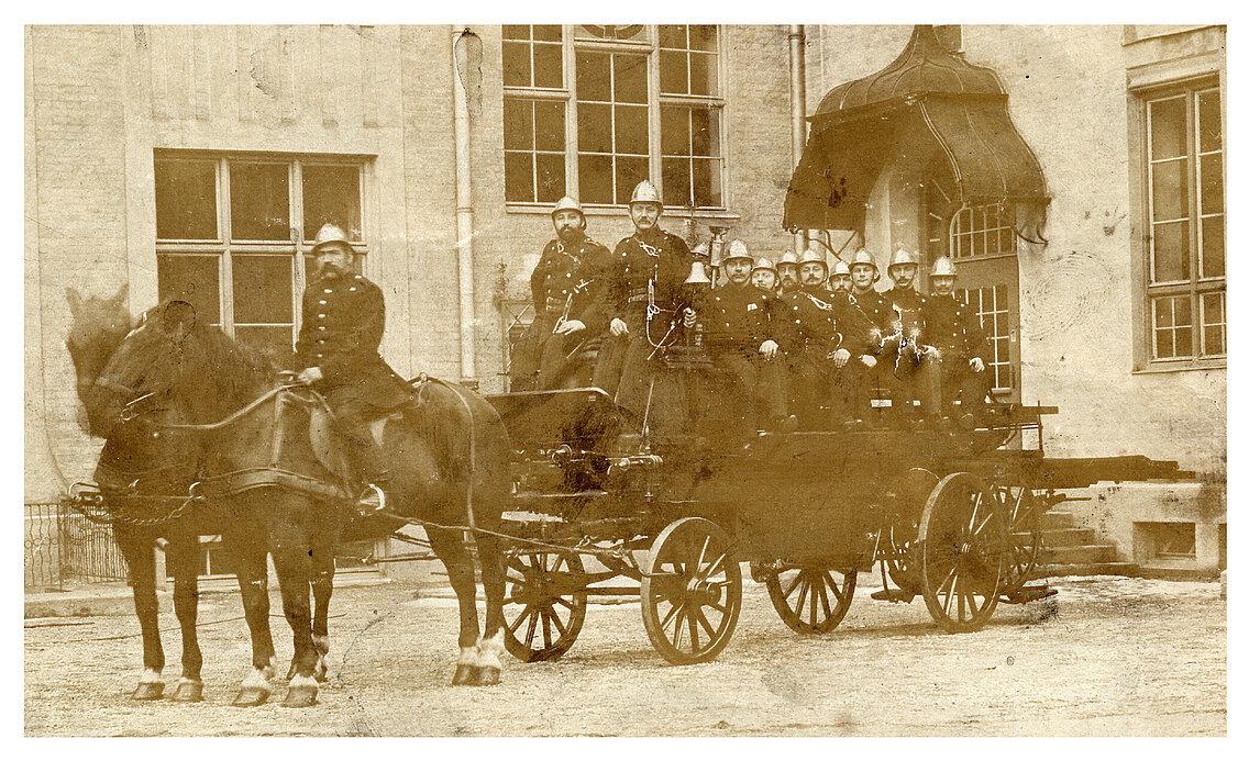 Steigerwagen bzw. Leiterwagen vermutlich um 1900, Steiger tragen Uniform von 1883, angeschirrt von 2 Pferden, sitzt der städtische Kutscher auf einem Pferd und bekleidet mit einem einreihigen Rock