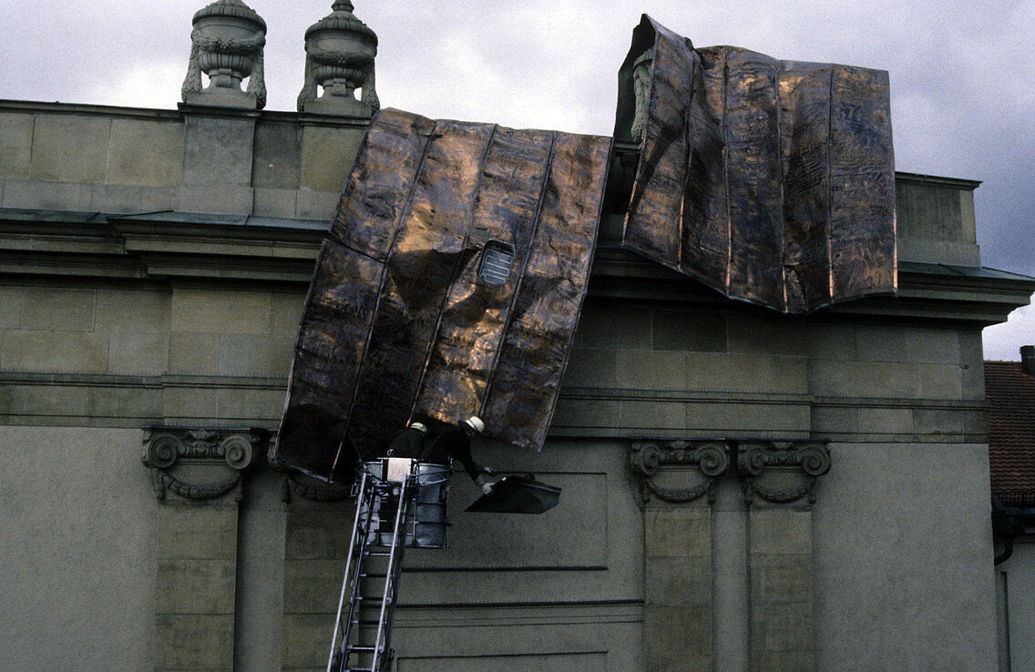 Ein durch den Sturm abgedecktes Kupferdach wurde von der Feuerwehr abgetragen und gesichert