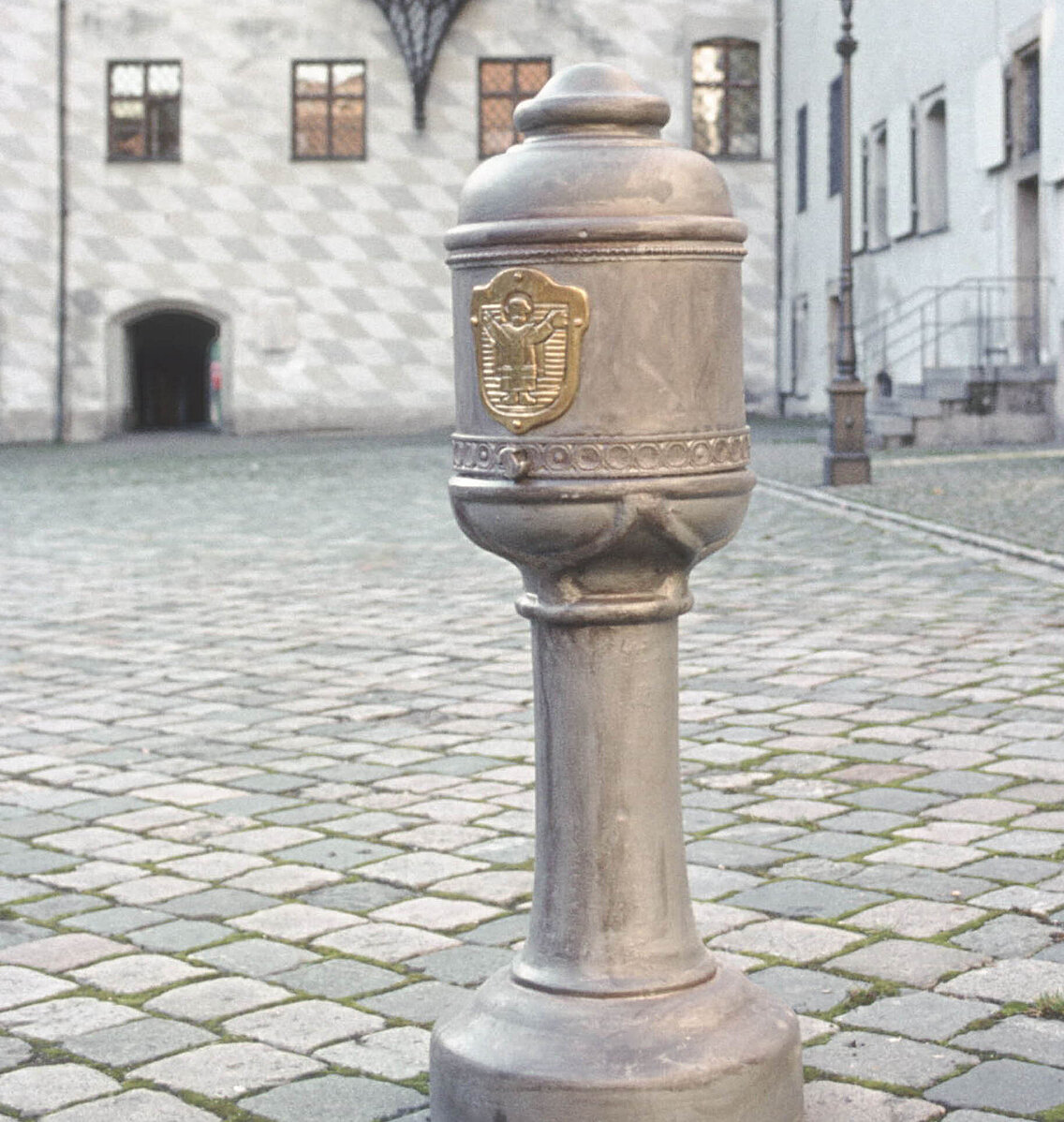 Pichler-Zottmann-Kippmantel-Hydranten, ein Münchner Original, ursprünglich in England beschafft, öffnete man diesen im Gegensatz zu deutschen Hydranten im Uhrzeigersinn