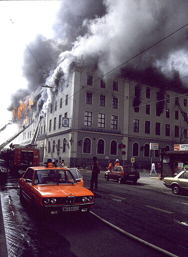 Der Brand aus der Sicht des Wiener Platz, wo über Drehleitern ein weiter Angriff erfolgte