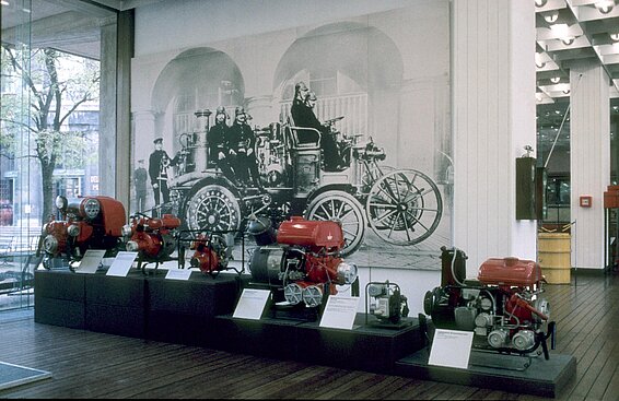 Darstellung von damals aktuellen Tragkraftspritzen, heute im Feuerwehrmuseum Bayern zu bestaunen
