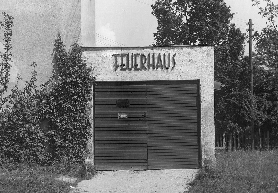 Für die Feuerwehr Waldtrudering wurde das erste Feuerhaus an den gemeindlichen Wasserturm gebaut